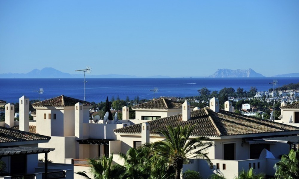 Appartementen te koop op wandelafstand van alle voorzieningen en Puerto Banus en zeezicht in Nueva Andalucia, Marbella 1148